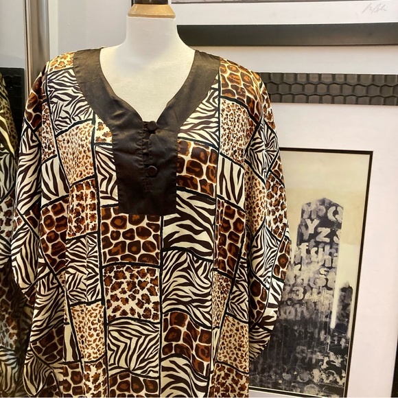 Vintage animal print kimono with v neck and original buttons - Picture 3 of 10